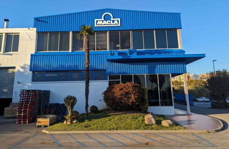 Fachada principal de la planta de producción de MACLA especializada en elastómeros de poliuretano